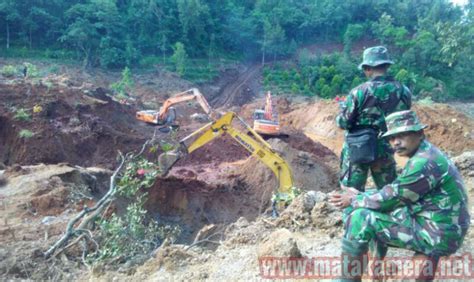 Seperti dilansir cnn indonesia, kpk bekerja sama dengan polri dalam melakukan penangkapan pada minggu (9/5/2021). Pangdam Datang ke Lokasi Longsor Nganjuk, Keluarga Korban ...