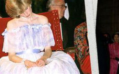 Diana luôn biết cách khiến người đối diện phải yêu quý mình, và đây cũng là người bước vào. Bức ảnh ngủ gật nổi tiếng của Công nương Diana: Đằng sau ...