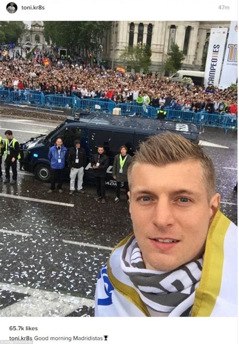 Für den familienmenschen toni kroos kein problem, wie er in der kroos steht, wie die gesamte mannschaft von real madrid, seit mehreren tagen unter quarantäne, weil zuvor ein profi des basketballteams positiv auf das virus. Real Madrid parade European Cup on bus tour after ...