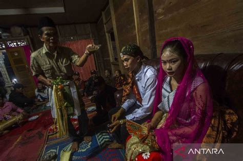 Menengok Adat Istiadat Pernikahan Orang Suku Dayak Meratus Ramadhan