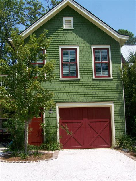 What kind of siding does a dark green house have? the house color? kinda like | revêtement ext. maison ...