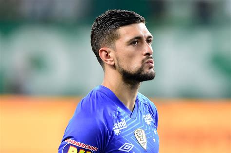 Treta durante entrevista e arrascaeta dispara: Arrascaeta se perdeu e quer forçar a saída do clube