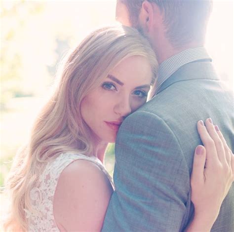 15 Unique Wedding Photography Pose Ideas For Couples