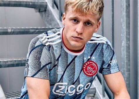 El «bombillo» de la ciudad de guayaquil presentó sus nuevos modelos para la liga. Camisetas Adidas del Emelec 2020
