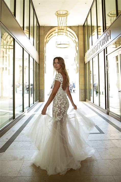 Ich wünsche euch viel spaß bei den erlebnissen und den eindrücken, bis bald! Figurbetontes Brautkleid in 2020 | Hochzeitskleid ...