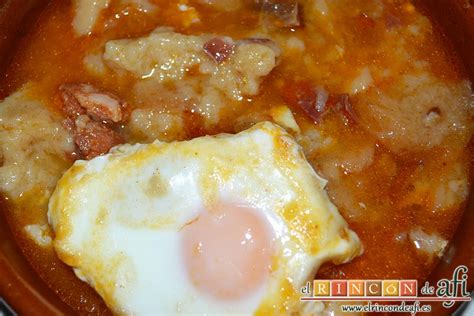 Una sopa de origen humilde, se ha convertido en una sopa tradicional además de ser una comida rápida y fácil de preparar y con un resultado delicioso. Sopa castellana | Receta | Recetas de comida, Sopas y ...