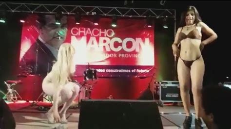 escándalo en santa fe strippers bailan delante de una publicidad de un legislador infobae