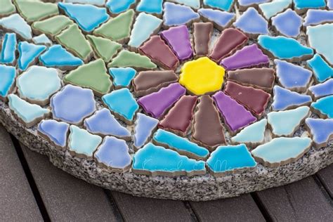 Die vielen anschaulichen gartengestaltung bilder, highlights und beispiele schön gestalteter gärten bieten ihnen jederzeit. DIY: MOSAIK-GEHWEGPLATTEN FÜR DEN GARTEN - Inspirationen ...