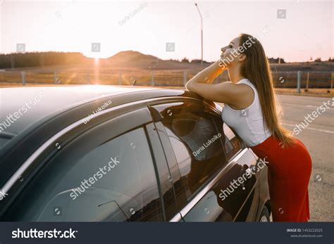 Beautiful Tanned Brunette Girl Leaning On Stock Foto 1453222025 Shutterstock