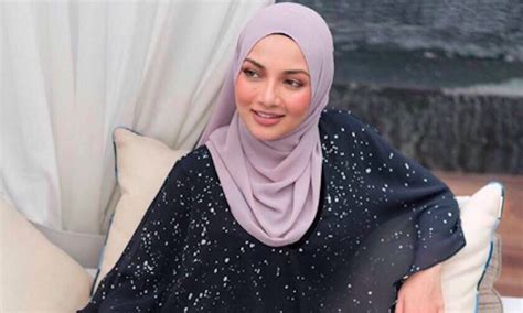 Bermain dengan anjing di rumahподробнее. Neelofa Nafi Skandal Dengan Suami Orang