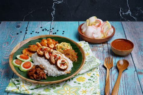 Ada juga ayam geprek unik dipadu dengan nasi uduk, namanya adalah geprek minyo. Semur Ayam Gulung Nasi Uduk - Recipe Unilever Food ...