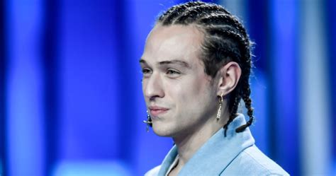 Il duetto tra ibrahimovic e mihajlovic a sanremo, dove lo svedese è arrivato in moto con poi sinisa canta con l'amico ibra. Irama in attesa del tampone Covid. Al suo posto canta Noemi - Il Tempo