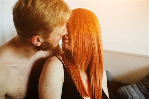 romantisches paar küssen zu hause kostenlose foto