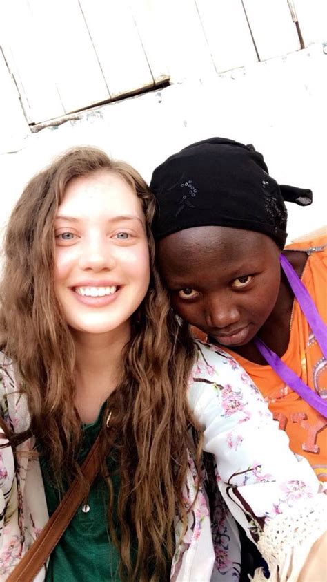 Elena Koshka ซุปตาร์หนังโป๊ยุโรปช่วยผู้หญิงชาวเคนย่าจำนวน 140 คน