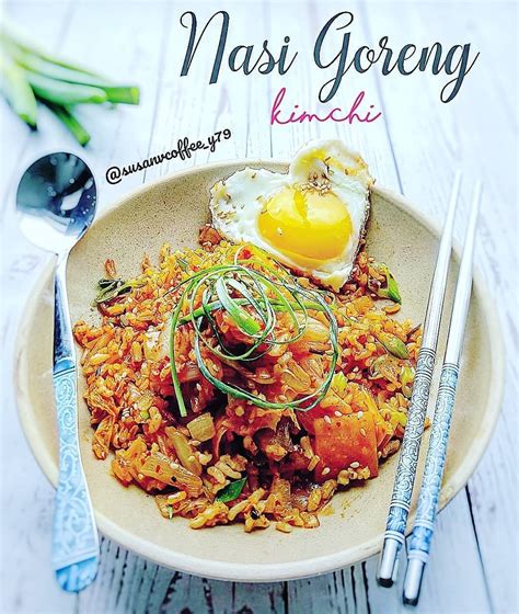 Kimchi fried rice is made primarily with kimchi and rice, along with other available ingredients, such as diced vegetables or meats like spam. Mau Menu Sarapan yang Baru? Yuk Cobain Nasi Goreng Kimchi (Kimchi Bokkeumbap) a la Korea - Modern.id