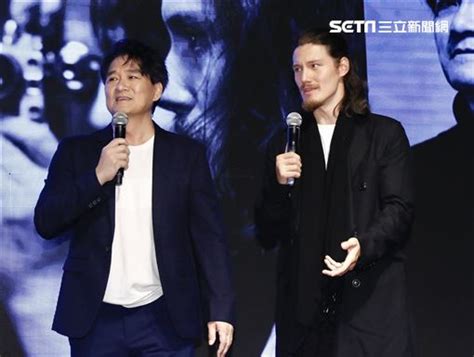 周華健 × 張大春 音樂本事 江湖 首支單曲 潑墨「江湖」由周華健和文學大師張大春兩人共同創作完成，共歷時三年，所有的歌詞均由張大春以. 周華健同台29歲帥兒!中美混血基因太強大…愛笑又有電眼 | 娛樂星聞 | 三立新聞網 SETN.COM