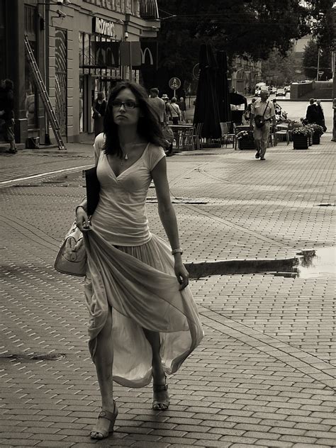 Женщины летом на улице фото много фото artshots ru