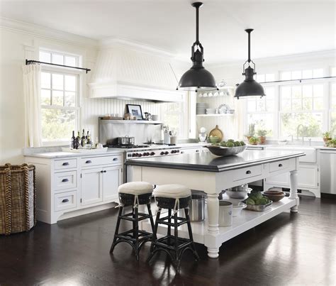 When decorating a kitchen with cottage style, replace modern hardware with vintage varieties that go well with a quaint cottage design. Cottage-Style Kitchens | Kjøkkendesign, Kjøkken på landet ...