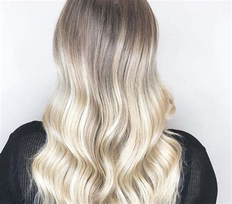 Fra i capelli biondi 2019 emergono le nuove tonalità chiare che vedono anche la combinazione tra due o tre colori. Pin di Lisa Muzzolon su Hair | Capelli biondi ...