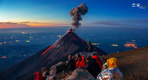 Viendo Una Erupción Del Volcán Acatenango En Guatemala Desde Una Cima