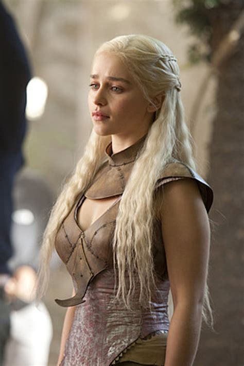 daenerys targaryen s fashion evolution through game of thrones — how her wardrobe mirrors her