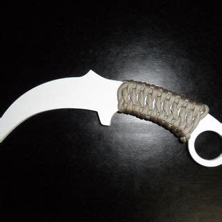 This cobra paracord bracelet project uses approximately 10 ft of 550 paracord. Braided Skeleton Knife Handle | Knife handles, Knife, Karambit knife