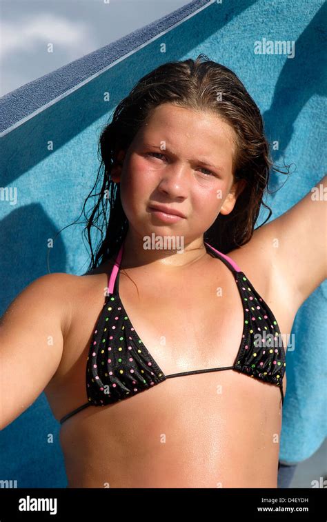 Junges Mädchen Im Bikini Fotos Und Bildmaterial In Hoher Auflösung My Xxx Hot Girl
