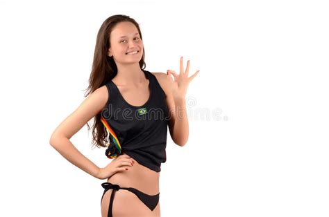 Menina Atrativa No Biquini Preto Com A Bandeira Brasileira Em Sua Camiseta De Alças Que Mostra