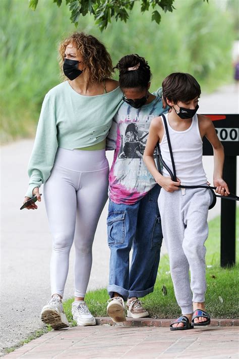 Jennifer lopez has two children (twins!) named emme maribel muñiz and maximillian david muñiz. What's Jennifer Lopez to Do When Stranded in the Hamptons ...