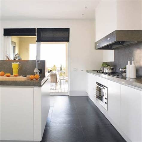 El inconveniente principal es que una vez se ha desgastado, tras bastantes los suelos de bambú se consideran una excelente solución ya que además de unas buenas prestaciones y características se la considera una. Ideas to help you choose your kitchen floor - Keraben Group