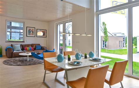 The company's approach is unique to the real estate market, offering buyers more flexibility to buy and sell equity in their home… and 35 percent lower monthly payments on average. Musterhaus PassivhausPur | Partner-Haus