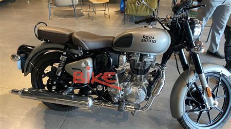 Royal enfield introduced classic model bikes in 10 variants. New Royal Enfield Classic 350 Gunmetal Grey spotted; price ...