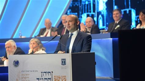 לפני התרגיל המסריח, כשעמדה על הפרק השאלה האם מפלגת 'דגל התורה' תתמוך במועמדותו של שמעון פרס לתפקיד ראש הממשלה, נישאו עיני העולם אל הרב שך, שאמור היה לנאום בכנס של דגל. ‫נאום השר בנט בחידון התנ״ך העולמי: ״אנו כותבים כאן, במדינת ...