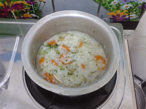 Untuk bayi yang sudah 6 bulan ke atas, mereka boleh diperkenalkan dengan bubur lembut agar bersesuaian dengan perut mereka. Mommy Suci: Makanan Bayi 6 hingga 10 bulan