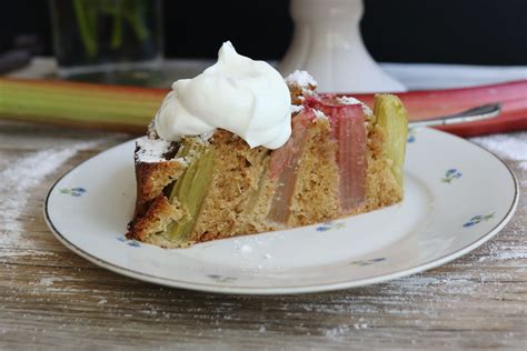 Preheat oven to 350 degrees f (175 degrees c). Rhabarberkuchen - köstlich und schnell zubereitet - gesund ...