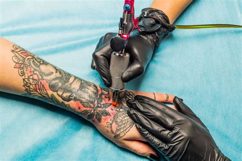 La campaña Piensa antes de tatuarte advierte sobre los riesgos de