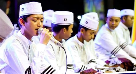 Memiliki sekian banyak nama, atau yang kita kenal dengan asmaul husna. Lirik Lagu Teks Asmaul Husna Latin : Lirik Fi Sulaima ...