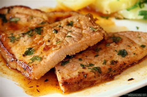 Primero que se cocinen de un lado hasta que se doren un poco, luego las das vuelta para que se cocinen del otro lado y en ese momento agregas cebollas cortadas en anillos. Chuletas de cerdo en adobo | Chuletas de cerdo, Como ...