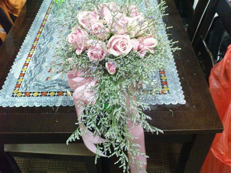 Bunga gantung bisa menjadi dekorasi yang tepat untuk mempercantik rumah. Rose Gubahan Pengantin: Gubahan Bunga Tangan