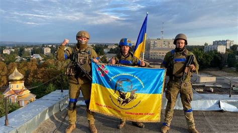 Zelenskyy Raises Ukraine Flag In Show Of Triumph During Visit To