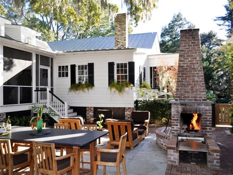 These outdoor brick kitchen designs are the perfect way to create a fantastic backyard hangout. Options for an Affordable Outdoor Kitchen | DIY
