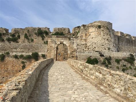 Η μεθώνη είναι χτισμένη στο νοτιότερο άκρο της δυτικής ακτής της πελοποννήσου. Μεθωνη κάστρο | Old bridges, Castle, Monument valley
