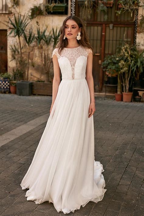 Gefunden bei happy brautmoden mia lavi mlv101 schmal geschnittenes brautkleid mit 3d spitze und spaghettiträgern im blushton und glitzer. Mia Lavi | Brautkleider und Hochzeitsmode | Brautmode Eden