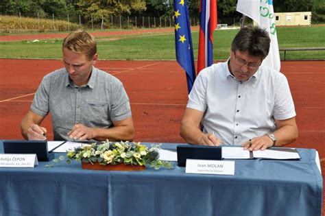 V Brežicah podpisali pogodbo za prenovo atletskega stadiona siol net