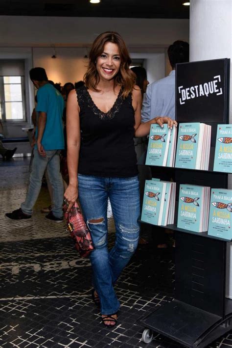 A cama dos pais tem um íman e cá para mim (ninguém me convence do contrário) tem uma magia soporífera, um misterioso pó de amor. Rita Ferro Rodrigues tem novo look