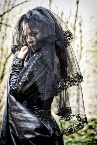 Wir finden für ihre gothic hochzeit den passenden style. Schwarzer Schleier mit Spitze Gothic Braut | Kopfschmuck ...