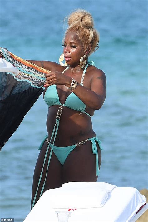 Mary J Blige 50 Shows Her Curves Wearing Bejeweled Bikini In Miami Big World News