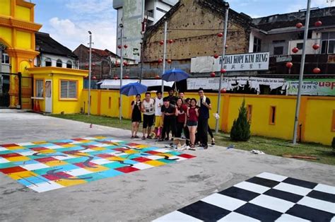 Posted by sjk (c) sin min. UTAR students with the painted chessboards
