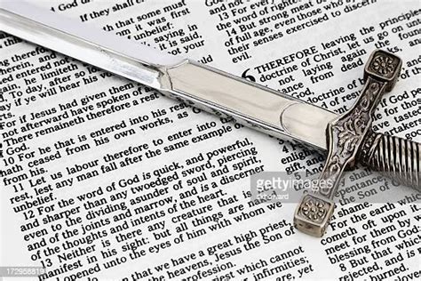 Biblia Espada Fotografías E Imágenes De Stock Getty Images