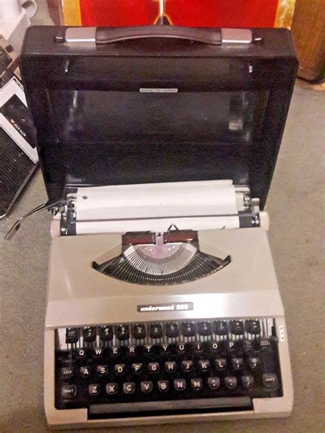 Underwood manuel typewriter in good running condition, clean. VINTAGE UNDERWOOD 255 PORTABLE TYPEBAR TYPEWRITER & CASE # ...